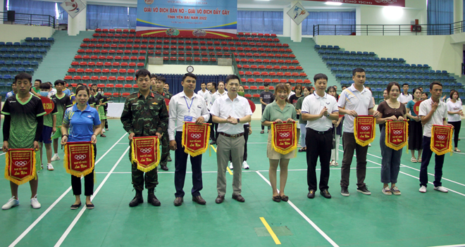 Ban Tổ chức trao cờ lưu niệm cho các đoàn tham gia Giải đấu và tổ trọng tài.